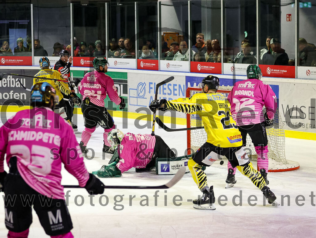 2025-10-10_073_TSV_Erding_gegen_onesto_Tigers_Bayreuth | Erding, Deutschland, 10.10.2025:Eishockey, Oberliga Süd 2025 / 2026, 7. Spieltag, TSV Erding gegen onesto Tigers Bayreuth, Endergebnis: 2:5Markus Eberhardt (Erding Gladiators, #94), Torwart Leon Meder (Erding Gladiators, #39), Aiden Brown (onesto Tigers Bayreuth, #23), Thomas Brandl (Erding Gladiators, #12)Foto: Christian Riedel / fotografie-riedel.net