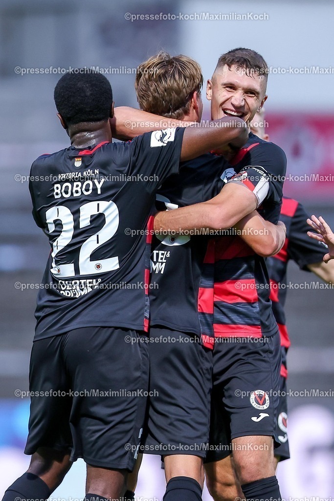 FCVK16092501045 | 16.09.2025, Fußball, FC Viktoria Köln – TSG 1899 Hoffenheim II, 3.Liga, Sportpark Höhenberg, Saison 2025 2026: Torjubel nach dem Tor zum 1:0 durch Torschütze Tim Kloss (Viktoria Koeln #18)  zusammen mit Verthomy Boboy (Viktoria Koeln #22) Christoph Greger (Viktoria Koeln #15) Simon Handle (Viktoria Koeln #07) DFB regulations prohibit any use of photographs as image sequences and or quasi-video.