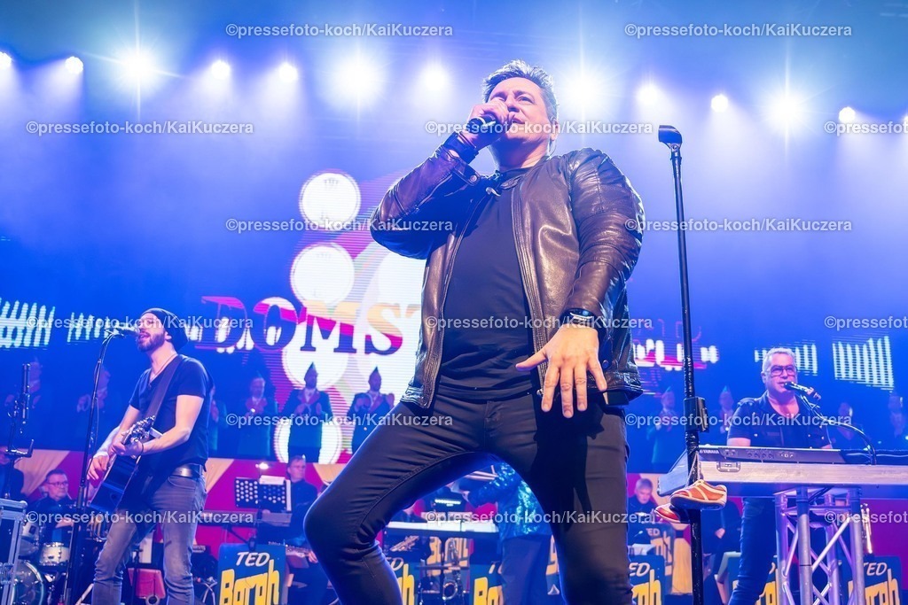 KKU25012501088 | 25.01.2025, xkkux, Düsseldorf, Karnevalsveranstaltung - Die Lachende in der Mitsubishi Electric HALLE. Die Band Domstürmer performt bei ihrem Auftritt. Im Bild Frontman Sänger Micky Nauber