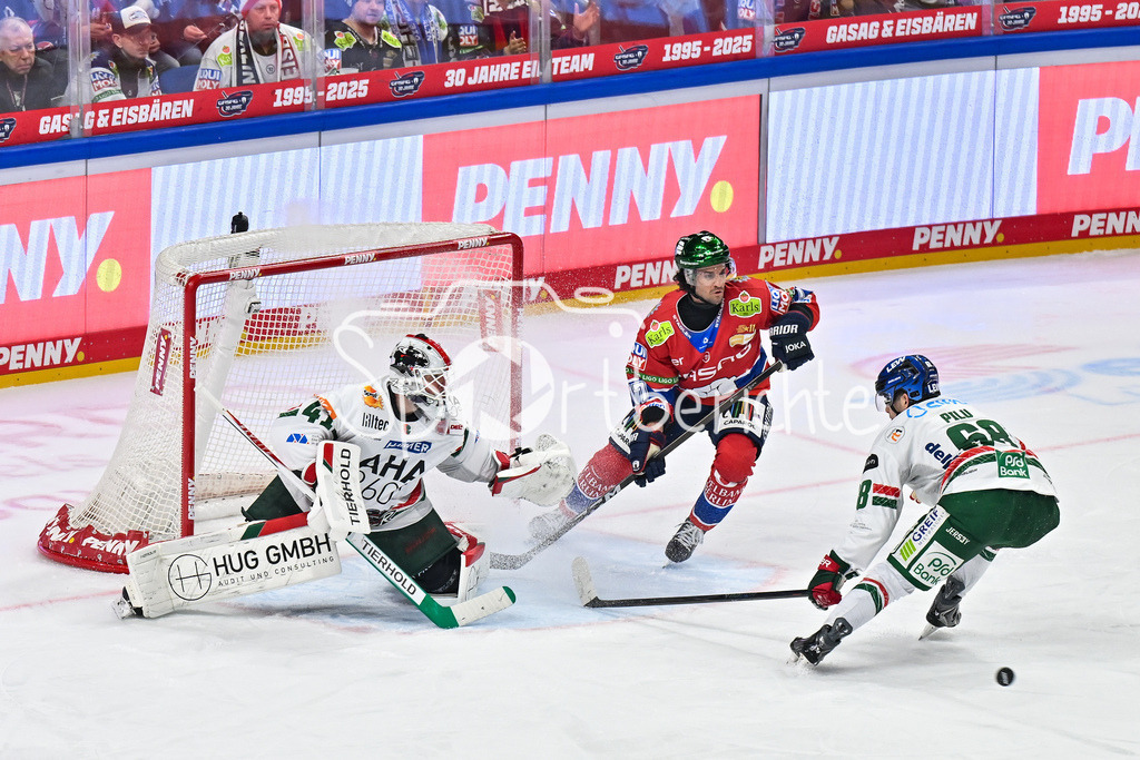 Eisbären Berlin - Augsburger Panther | BERLIN, GERMANY - 04. JANUARY: in dieser Szene können Peyton JONES (Augsburger Panther 41) und Fabrizio PILU (Augsburger Panther 68) ein Gegentor verhindern während dem Match zwischen den Eisbären Berlin und den Augsburger Panthern am 36. Spieltag der Penny DEL in der UBER Arena
