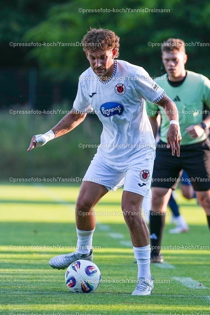 xYDR04072501015 | 04.07.2025, xydrx, Fußball, FC Viktoria Köln - SC Wiedenbrück, Testspiel, Trainingsplatz Pohlstadtsweg: Florian Engelhardt (Viktoria Köln #8)