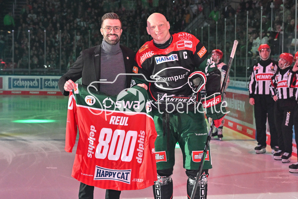 Augsburger Panther - Schwenninger Wild Wings | Vor der Partie wird Denis REUL (Augsburger Panther #29) fuer sein 800stes / 800 / DEL Spiel geehrt / Max HORBER / DEL: Augsburger Panther - Schwenninger Wild Wings, Curt Frenzel Stadion am 24.01.2025