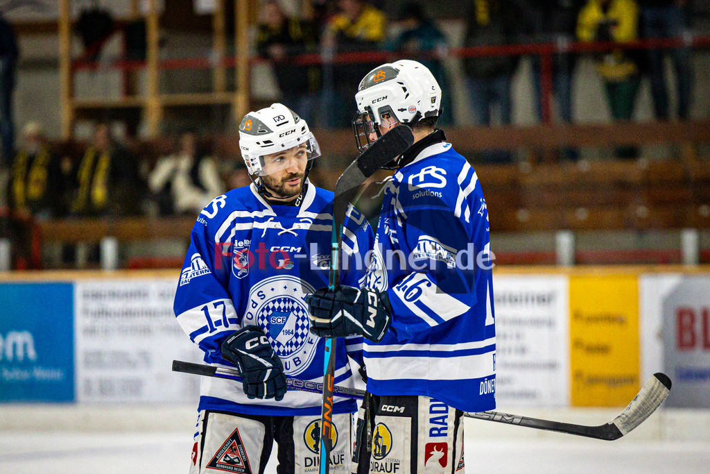 SC Forst NATURE BOYS gegen WANDERERS Germering | Eishockey Landesliaga Herren Gruppe A 2024/2025, SC Forst NATURE BOYS gegen WANDERERS Germering, 20241025,Absprache zwischen den NATURE BOYS,2024-10-25 in Peißenberg (Eisstadion Peißenberg), Marco MOOSLECHNER (Nature Boyz 17), Simon FEND (Nature Boyz 16)Copyright: WolfgangxLindner www.foto-lindner.de