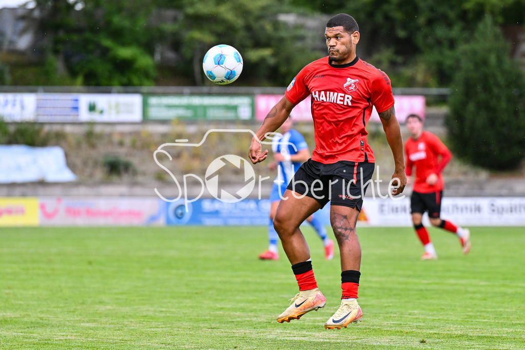 TSV Aindling - FV Illertissen | am Ball Dominic ROBINSON (Aindling 5) / Einzelfoto / Freisteller / Verbandspokal Bayern: TSV Aindling - FV Illertissen, TSV Aindling Hauptplatz am 05.08.2025