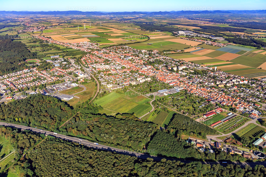 Luftbild: Stadtübersicht aus Osten in Kandel im Bundesland Rheinland-Pfalz in Deutschland. Foto: IMG_094012.jpg vom 23.08.2016 durch Werner Riehm/FLY-FOTO.de