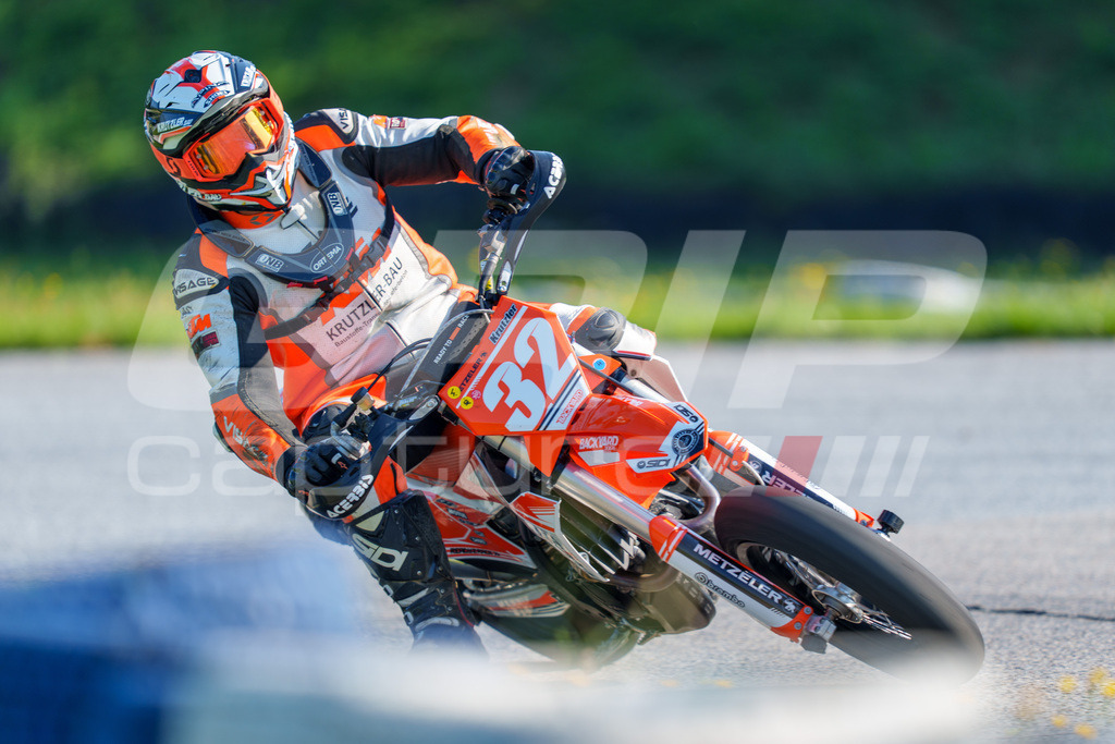 SuperMoto_Staatsmeisterschaft_Greinbach_018 | GRIPcapture steht für authentische Sportfotografie in Österreich – für Momente, die mehr sind als Geschwindigkeit oder Ergebnis. Es geht um Emotion, Spannung, Fokus und den Augenblick, der oft nur einen Wimpernschlag dauert.Ob Motorsport, Teamsport oder 