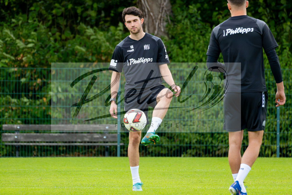 20260909_TRAOSN_0632 | Fußball, Herren: Leon Flach (VfL Osnabrück) in Aktion, am Ball, Einzelaktion beim Training des VfL Osnabrück am 09.09.2026 im Sportpark Illoshöhe in Osnabrück, Deutschland.(Foto von Nico Paetzel) - Realisiert mit Pictrs.com