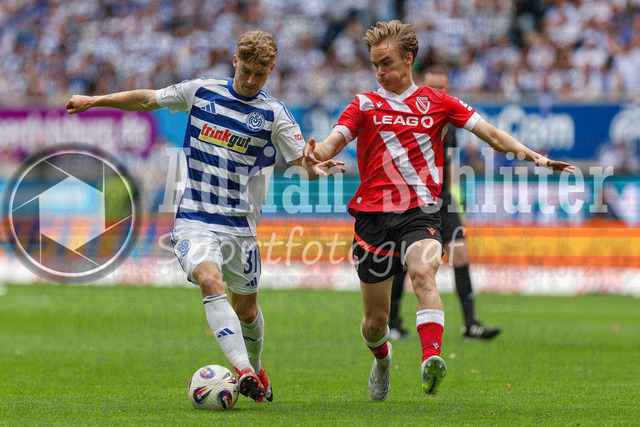 03.05.2026, GER, Fussball, Herren, 3. Liga, Saison 2025/2026, MSV Duisburg - FC Energie Cottbus | Dominik Kother (MSV Duisburg) und Lukas Michelbrink (Cottbus) im Kampf um den Ball 
