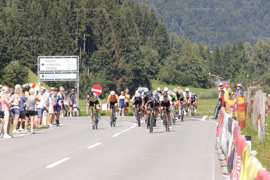 897_20230817_Bewerb_Maenner_Muehlanger | AUT - OESTERREICH, 2023-08-16: SPORT RENNRAD-FAHREN - 55. INTERNATIONALER RADWELTPOKAL IN ST. JOHANN IN TIROL  - Vintage-Radrennen mit WM-Bronze-Medaillen-Siegerin Christina Schweinberger, den Teilnehmer und Alexander Baumann (vom Orginastions-Team) - TAG 2 BEWERB MAENNER IN SECHS GRUPPEN  ; Foto: Roland Muehlanger