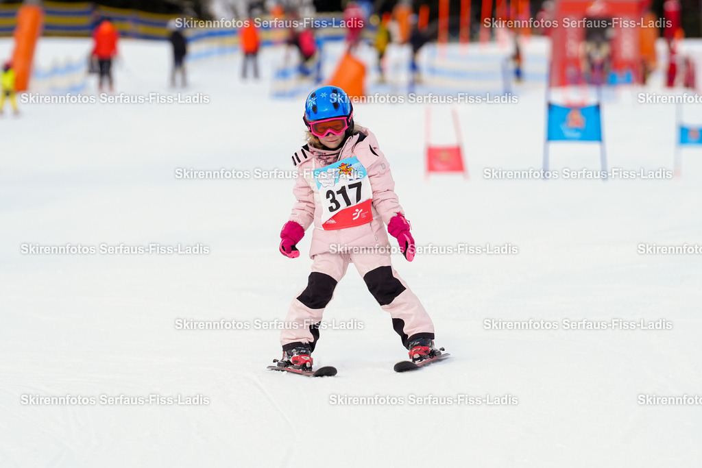 SRF_02.01.2026_0483 | Skirennfotos,Serfaus,Fiss,Ladis,Kinderskirennen,Winter,Tirol,Oberland,skirace,SFL,feelfree,weil wir's genießen,ski,Ski,skifahren,Sonnenplateau, - Realisiert mit Pictrs.com