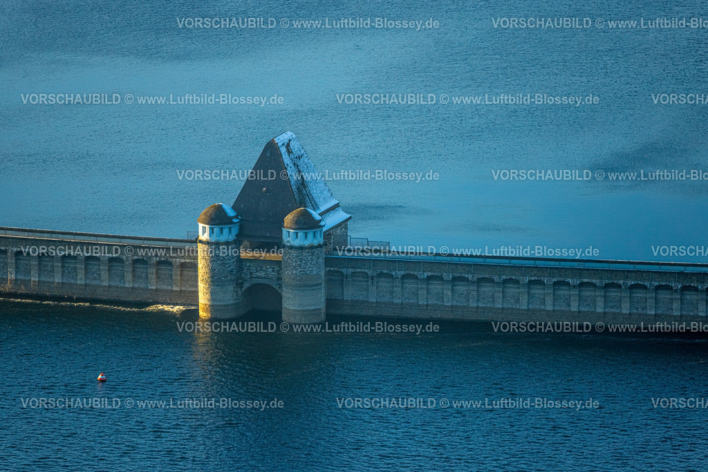 Moehnesee260105940 | Luftbild, Staumauer am Möhnesee, Türme und überdachter Durchgang auf der Staumauer, Möhnetalsperre in Winterlandschaft, Günne, Möhnesee, Sauerland, Nordrhein-Westfalen, Deutschland