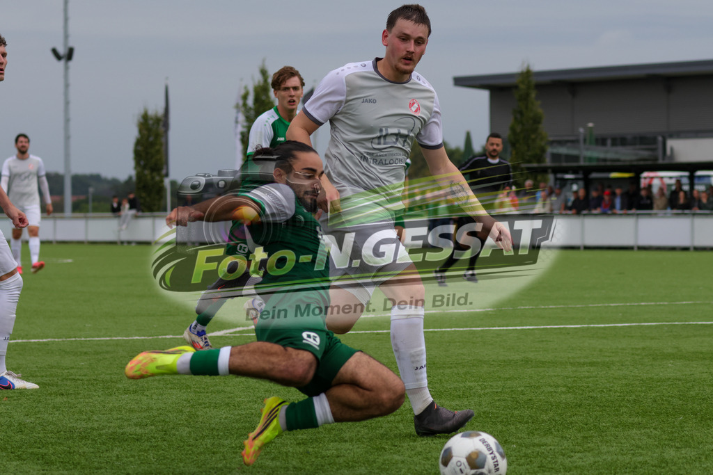 SV Rödinghausen II - FC RW Kirchlengern | Auf dem Bild zu sehen: ; grün SV Rödinghausen II: Arda Ermis ; grau FC RW Kirchlengern: Louis Sikora SV Rödinghausen II, FC RW Kirchlengern, Saison 26/27, Westfalenliga, Rödinghausen, Deutschland - Realisiert mit Pictrs.com