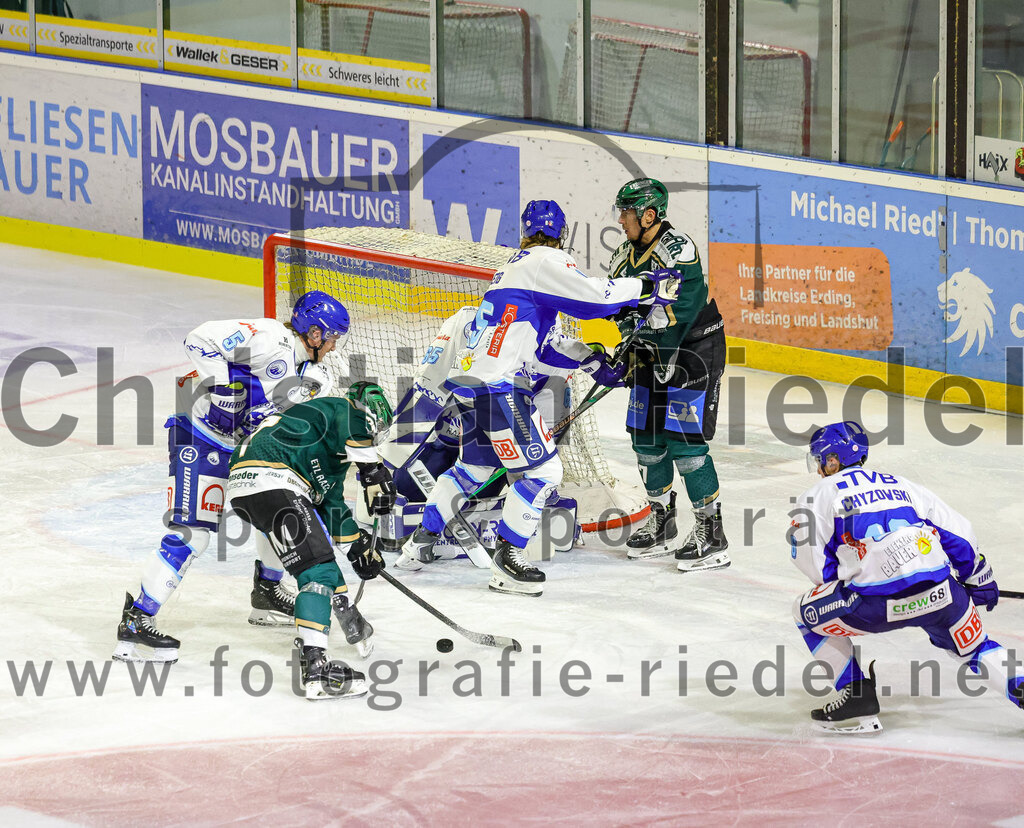 2025-09-26_087_TSV_Erding_gegen_SC_Riessersee | Erding, Deutschland, 26.09.2025:Eishockey, Oberliga Süd 2025 / 2026, 3. Spieltag, TSV Erding gegen SC Riessersee, Endergebnis: 3:5Thomas Schmid (SC Riessersee, #5), Torwart Patrik Mühlberger (SC Riessersee, #65), Louis Trattner (Erding Gladiators, #7)Foto: Christian Riedel / fotografie-riedel.net