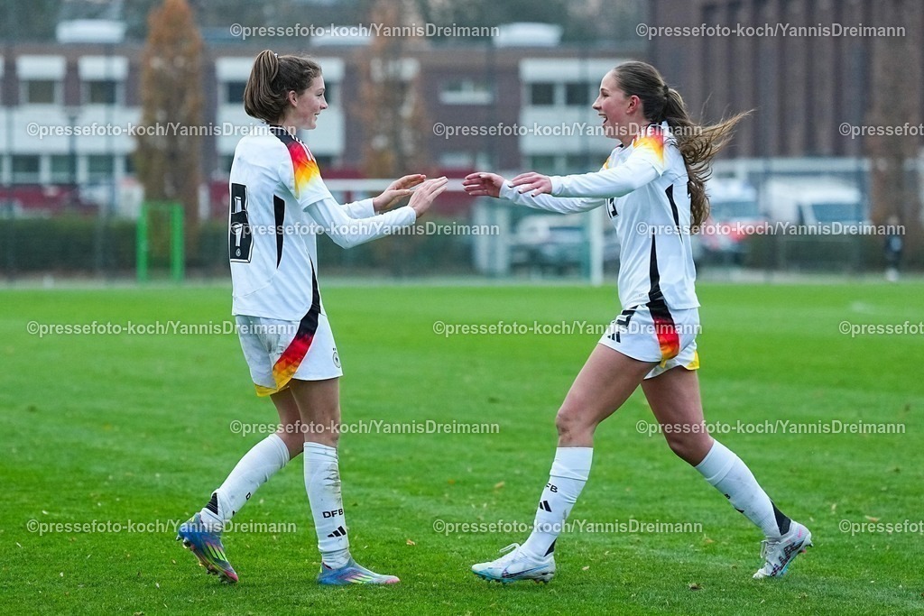 xYDRx26112501030 | 26.11.2025, xydrx, Fußball, Länderspiel, EM-Qualifikation U19-Frauen, Belgien - Deutschland, Sportschule Wedau: Torjubel nach dem Tor zum 1:1 für Deutschland durch Torschütze Lotta Wrede (GER #8) zusammen mit Maj Schneider (GER #15)