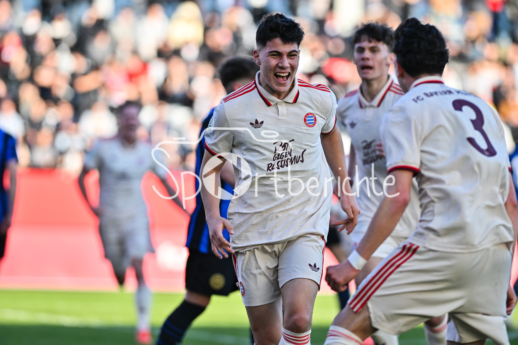 FC Bayern München U19 - FC Internationale Milano U19 | Jubel der Bayern nach dem Treffer zum 1-0 druch Felipe CHAVEZ (FCB #10) / Tor / Torschuetze / Freude / Happy / Uefa Youth League: FC Bayern Muenchen U19 - FC Internationale Milano, FC Bayern Campus am 05.03.2025