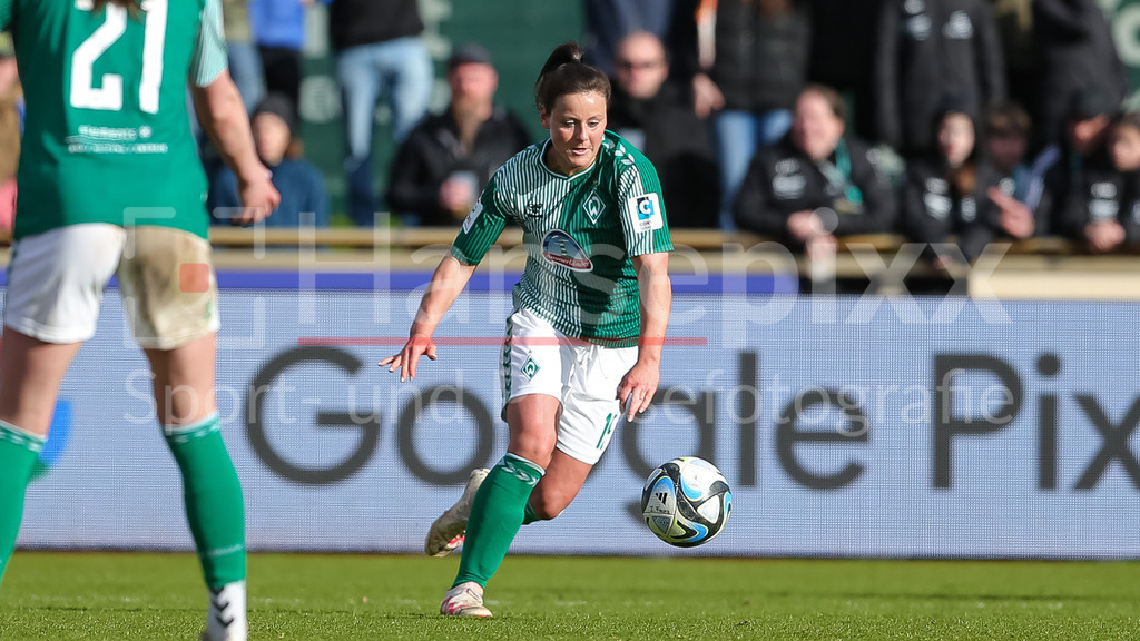 Fussball, Google Pixel Frauen-Bundesliga, SV Werder Bremen - SGS Essen | v.li.: Jasmin Sehan (SV Werder Bremen, 15) am Ball, Einzelbild, Ganzkörper, Aktion, Action, Spielszene, DIE DFB-RICHTLINIEN UNTERSAGEN JEGLICHE NUTZUNG VON FOTOS ALS SEQUENZBILDER UND/ODER VIDEOÄHNLICHE FOTOSTRECKEN. DFB REGULATIONS PROHIBIT ANY USE OF PHOTOGRAPHS AS IMAGE SEQUENCES AND/OR QUASI-VIDEO.