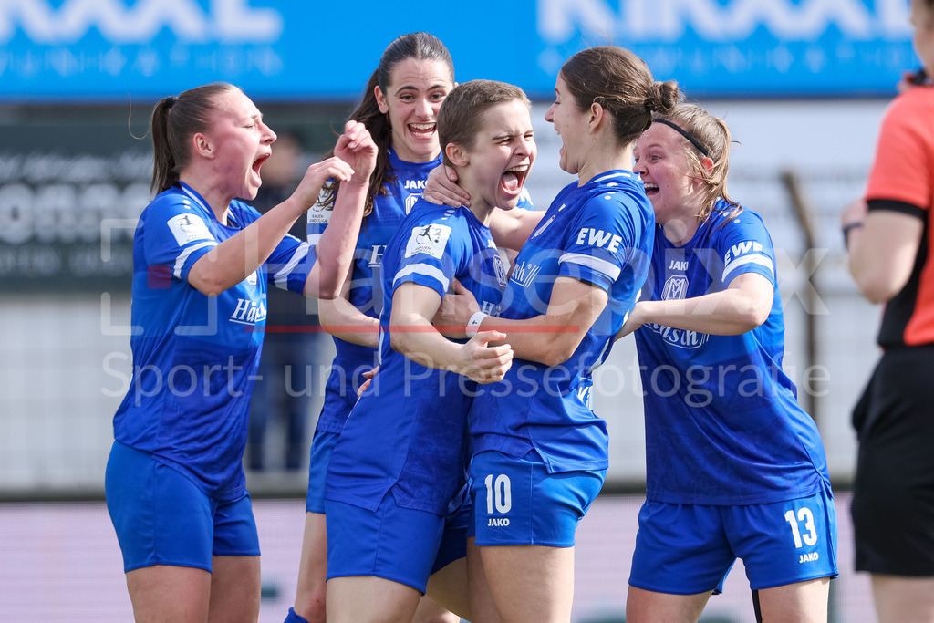 Fussball, 2. Frauen-Bundesliga, SV Meppen - SC Sand | v.li.: Lana Hubbeling (SV Meppen, 18), Marie Bleil (SV Meppen, 7), Torschützin Sarah Preuß (Preuss, SV Meppen, 11), Anouk Blaschka (SV Meppen, 10) und Ayleen Seyen (SV Meppen, 13) mit Torjubel, Jubel, jubeln, jubelt, optimistisch, Spielszene, Highlight, Freude über das Tor zum 1:1, DIE DFB-RICHTLINIEN UNTERSAGEN JEGLICHE NUTZUNG VON FOTOS ALS SEQUENZBILDER UND/ODER VIDEOÄHNLICHE FOTOSTRECKEN. DFB REGULATIONS PROHIBIT ANY USE OF PHOTOGRAPHS AS IMAGE SEQUENCES AND/OR QUASI-VIDEO.