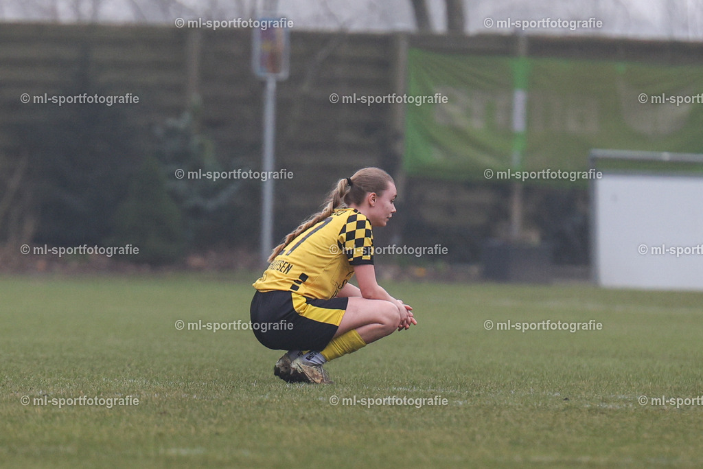 Fußball I Frauen I Saison 2025/2026 I Oberliga Schleswig-Holstein I 12. Spieltag I SV Frisia 03 Risum-Lindholm - Eichholzer SV | ml-sportfotografie - Realisiert mit Pictrs.com
