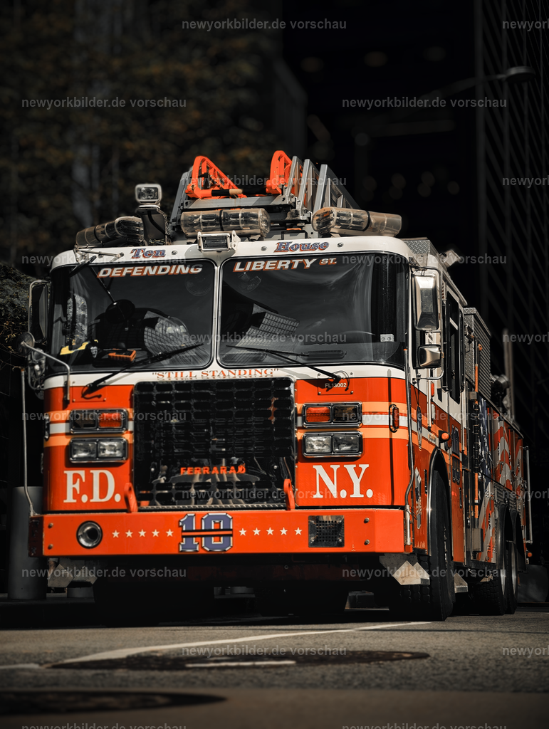 Helden in Rot – FDNY Ladder 10 vor dem World Trade Center | Ein sonniger Sommertag in Downtown Manhattan – und vor dem Hauptquartier der FDNY Ladder 10 Einheit steht der imposante Leiterwagen, bereit für den nächsten Einsatz. Dieses Fahrzeug ist mehr als nur Technik: Es ist ein Symbol für Mut, Stärke und die unverwechselbare Kultur der New Yorker Feuerwehr. Touristen bleiben stehen, bewundern die glänzende rote Lackierung und die kraftvolle Präsenz, die den Stolz der Helden von FDNY widerspiegelt. Die Szene verbindet urbane Architektur mit der Faszination für Einsatzfahrzeuge und zeigt, wie tief die Feuerwehr in das Leben der Stadt eingebettet ist. Ein Motiv, das die Energie von Downtown und die Bedeutung derer einfängt, die jeden Tag für Sicherheit sorgen – mitten im Herzen von Manhattan, zwischen Geschichte und Moderne.