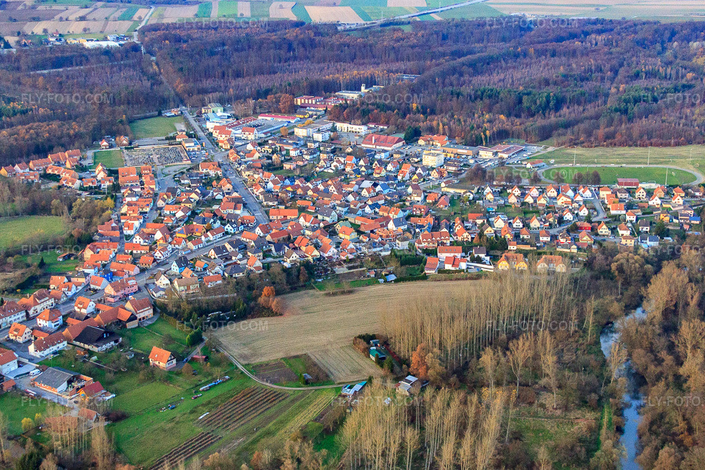 Aerial view: View of the town from the south in Seltz in the state Bas-Rhin, France. – Photo: IMG_22953.jpg taken on 11/21/2009 by Werner Riehm/FLY-FOTO.com – Resolution of the original: 4300 x 2866 px