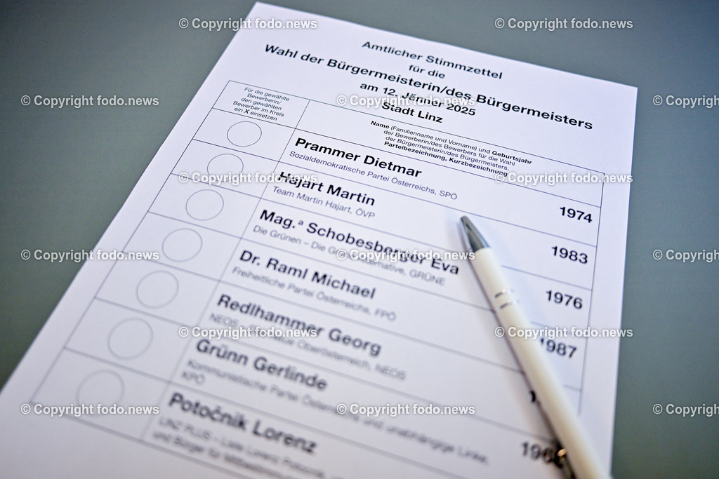 Linz_ Wahlkarte Buergermeisterwahl_ 21.12.2024-4 | 21.12.2024, Linz, AUT, Wahlkarte, im Bild Themenbild, Briefwahl, Buergermeisterwahl Linz 2025, Buergermeisterkanditat, Oberoesterreich, Politik, Post, Postzustellung, Stimmabgabe, Briefwahl, Wahlbeteiligung, Wahlkarte, Wahlrecht, Wahlumschlag, Wahlunterlagen, Wahlzettel, Amtlicher Stimmzettel