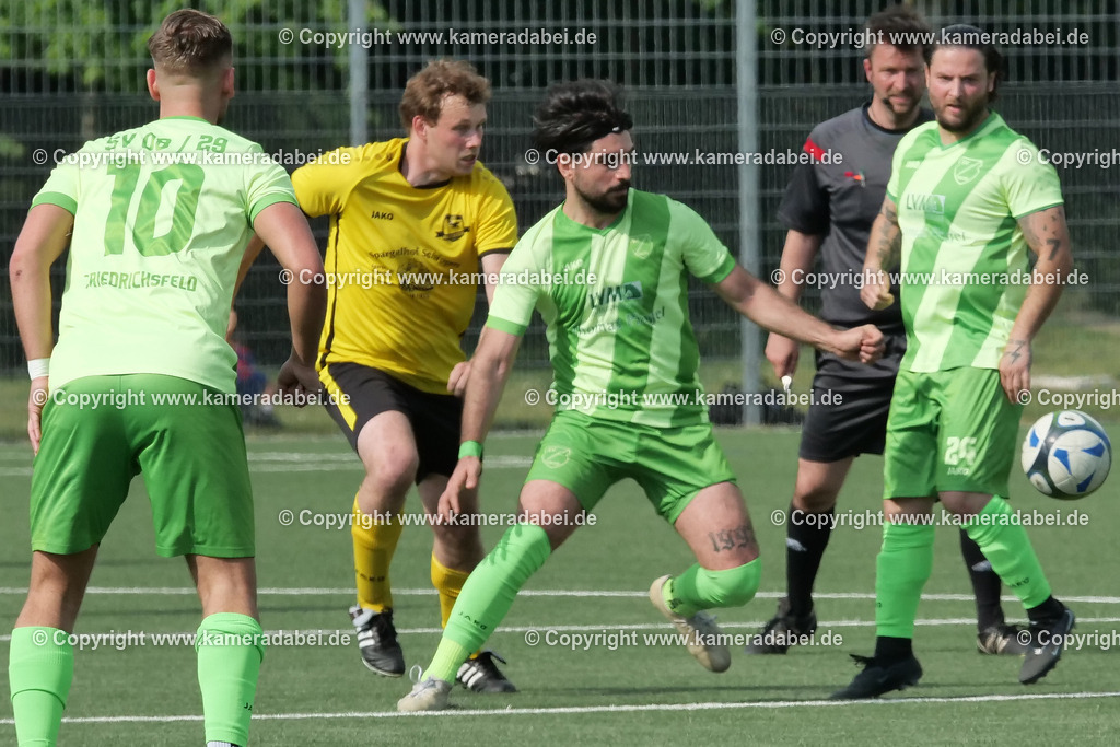 Fußball : Bezirksliga : SV 08/29 Friedrichsfeld - Borusia Veen am 10.05.2026 in Voerde Friedrichsfeld | Fußball : Bezirksliga : SV 08/29 Friedrichsfeld - Borusia Veen am 10.05.2026 in Voerde Friedrichsfeld - Realisiert mit Pictrs.com
