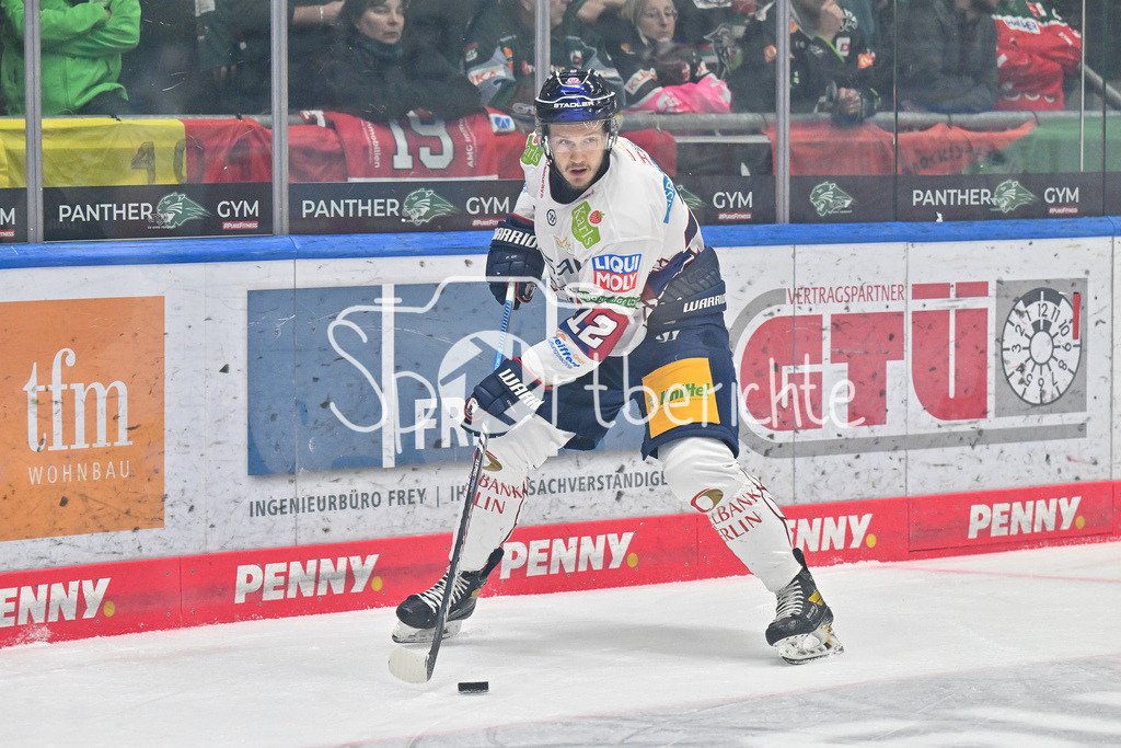 Augsburger Panther - Eisbären Berlin | am Puck Eric MIK (Eisbaeren Berlin #12) / Freisteller / Einzelfoto / DEL: Augsburger Panther - Eisbaeren Berlin, Curt Frenzel Stadion am 31.10.2024