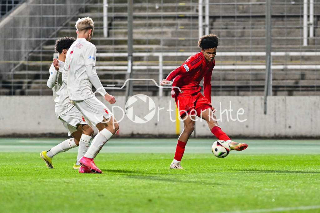 FC Bayern Amateure - FC Augsburg II | in dieser Szene bringt Julien YANDA (FC Bayern München II #3) den Ball in den Strafraum / Regionalliga Bayern: FC Bayern Muenchen II - FC Augsburg II, Gruenwalder Stadion am 14.03.2025