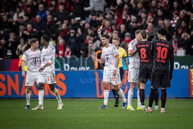 German Bundesliga, Bayer 04 Leverkusen vs. FC Bayern München, 14.03.2026 | LEVERKUSEN, GERMANY - MARCH 14:  referee Christian Dingert (Lebecksmuehle) shows Nicolas Jackson (FC Bayern Muenchen, 11) the red card during the German Bundesliga match on gameday 26 between Bayer 04 Leverkusen vs. FC Bayern München at BayArena on March 14, 2026 in Leverkusen, Germany. DFL REGULATIONS PROHIBIT ANY USE OF PHOTOGRAPHS AS IMAGE SEQUENCES AND/OR QUASI-VIDEO.