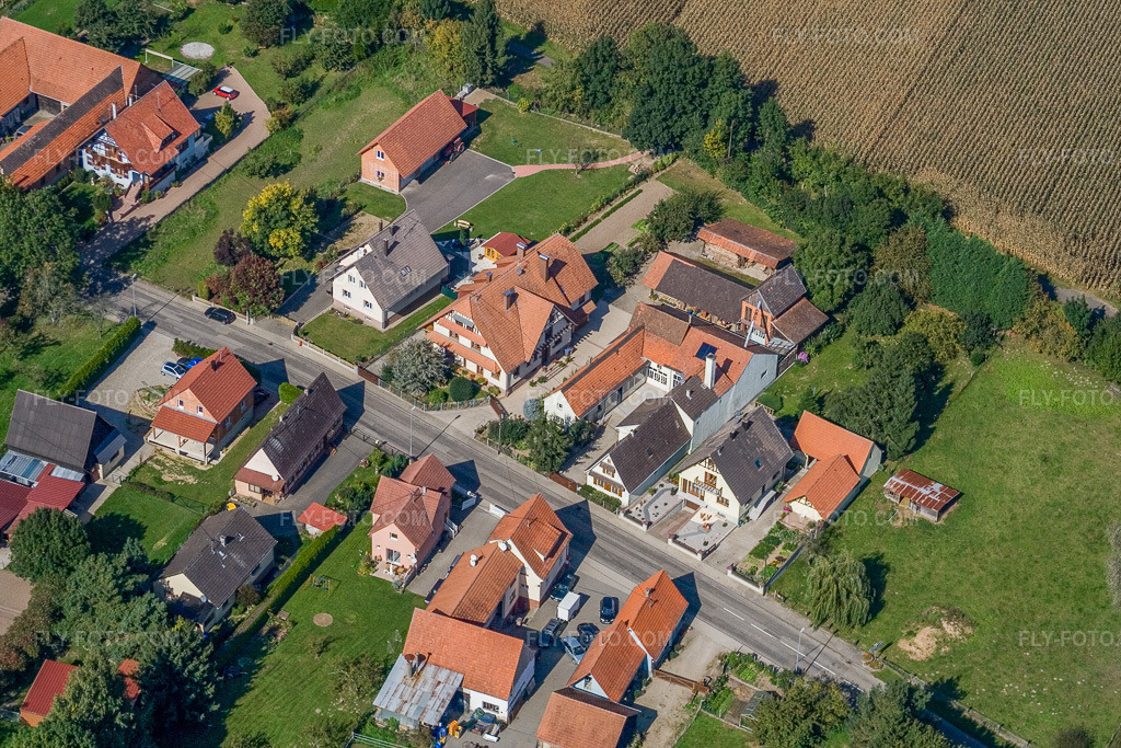 Aerial view: Rue Principale in Niederlauterbach in the state Bas-Rhin, France. – Photo: IMG_13548.jpg taken on 09/28/2008 by Werner Riehm/FLY-FOTO.com – Resolution of the original: 3456 x 2304 px