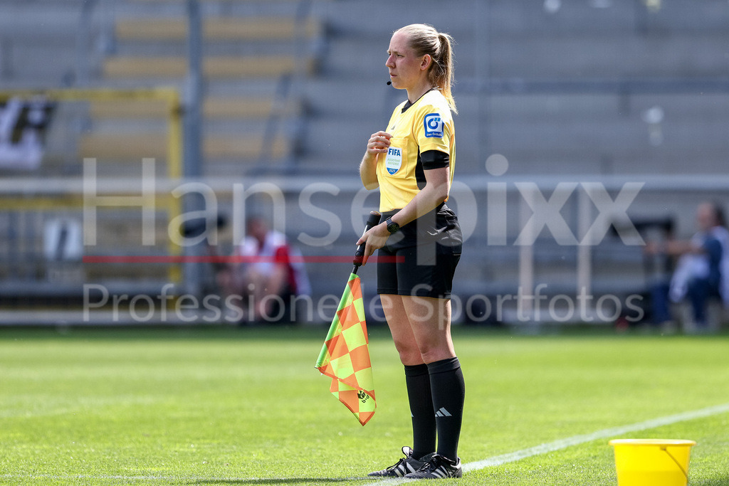 Fussball, Google Pixel Frauen-Bundesliga, SC Freiburg - SV Werder Bremen | FIFA Schiedsrichter-Assistentin Jasmin Matysiak, DIE DFB-RICHTLINIEN UNTERSAGEN JEGLICHE NUTZUNG VON FOTOS ALS SEQUENZBILDER UND/ODER VIDEOÄHNLICHE FOTOSTRECKEN. DFB REGULATIONS PROHIBIT ANY USE OF PHOTOGRAPHS AS IMAGE SEQUENCES AND/OR QUASI-VIDEO.