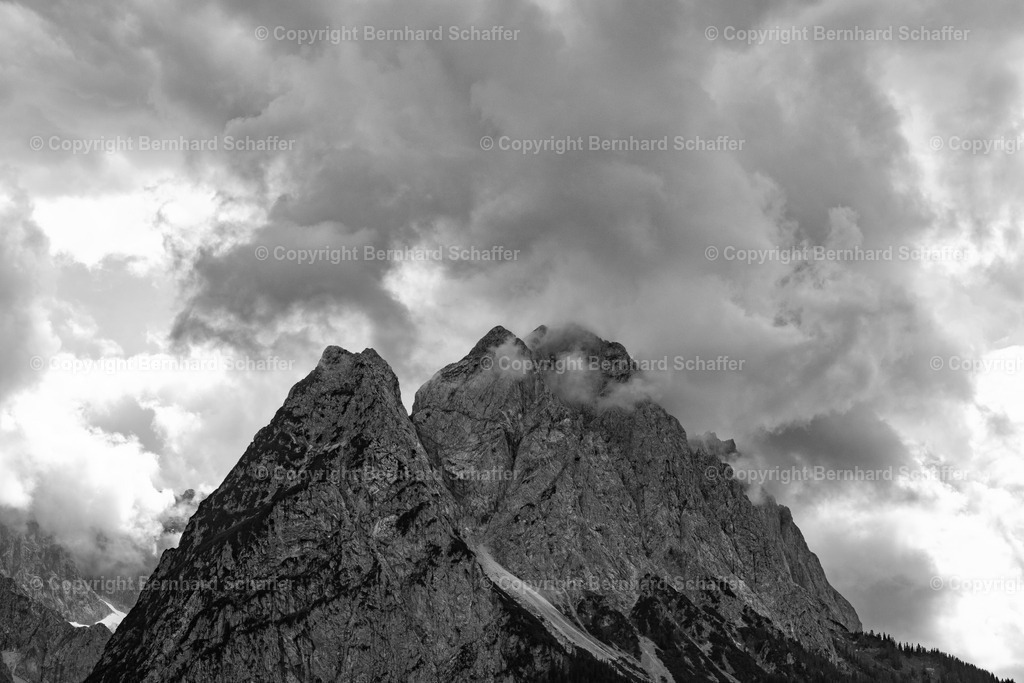 Bergspitzen im Unwetter | Mountain peak with storm clouds, black and white. - Realisiert mit Pictrs.com
