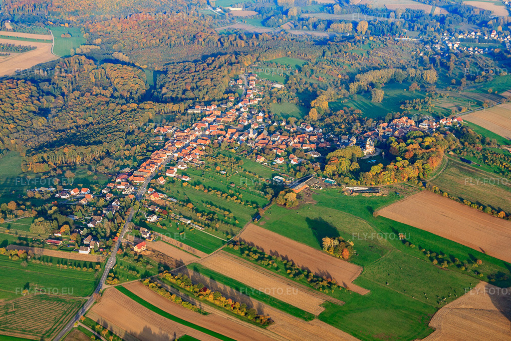 Vue aérienne: Vue de la ville depuis l'ouest à Frœschwiller dans le département Bas Rhin, France – .Photo: IMG_54186.jpg prise le 21/10/2012 par Werner Riehm/FLY-FOTO.eu – Résolution de l'original: 4752 x 3168 px