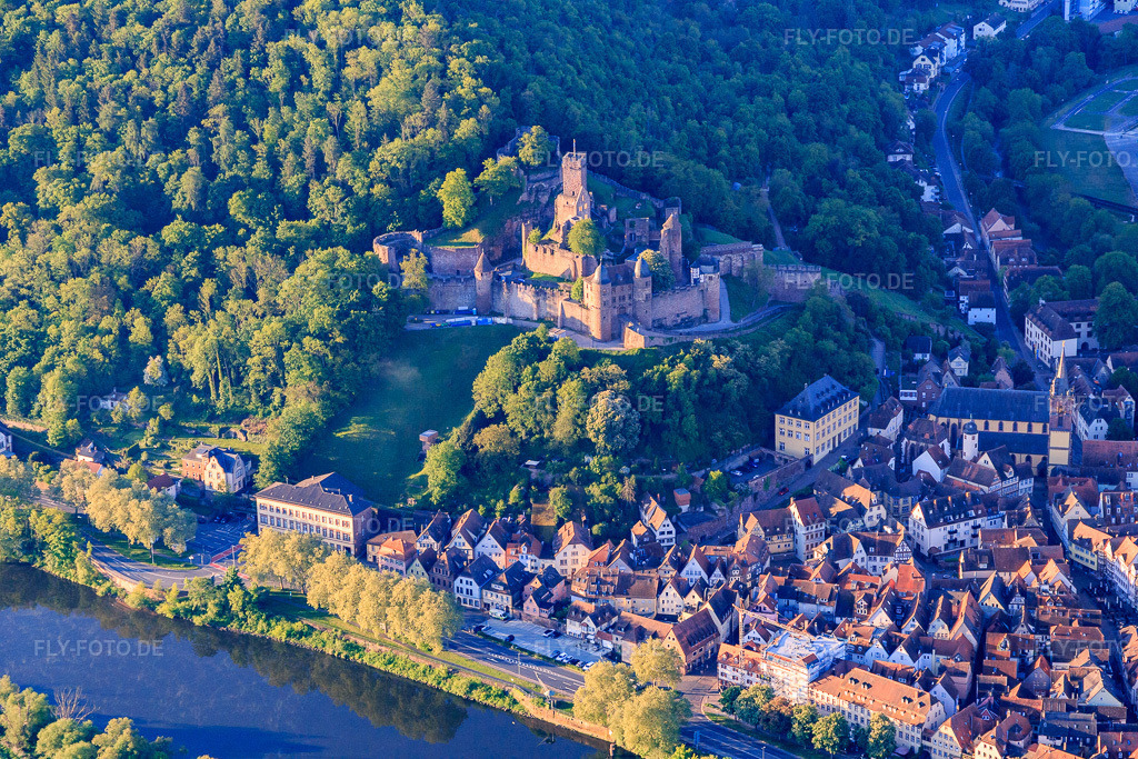 Luftbild: Schloss Burg Wertheim über der Altstadt am Main in Wertheim im Bundesland Baden-Württemberg in Deutschland. Foto: IMG_146621.jpg vom 11.05.2025 durch Werner Riehm/FLY-FOTO.deBurg Wertheim