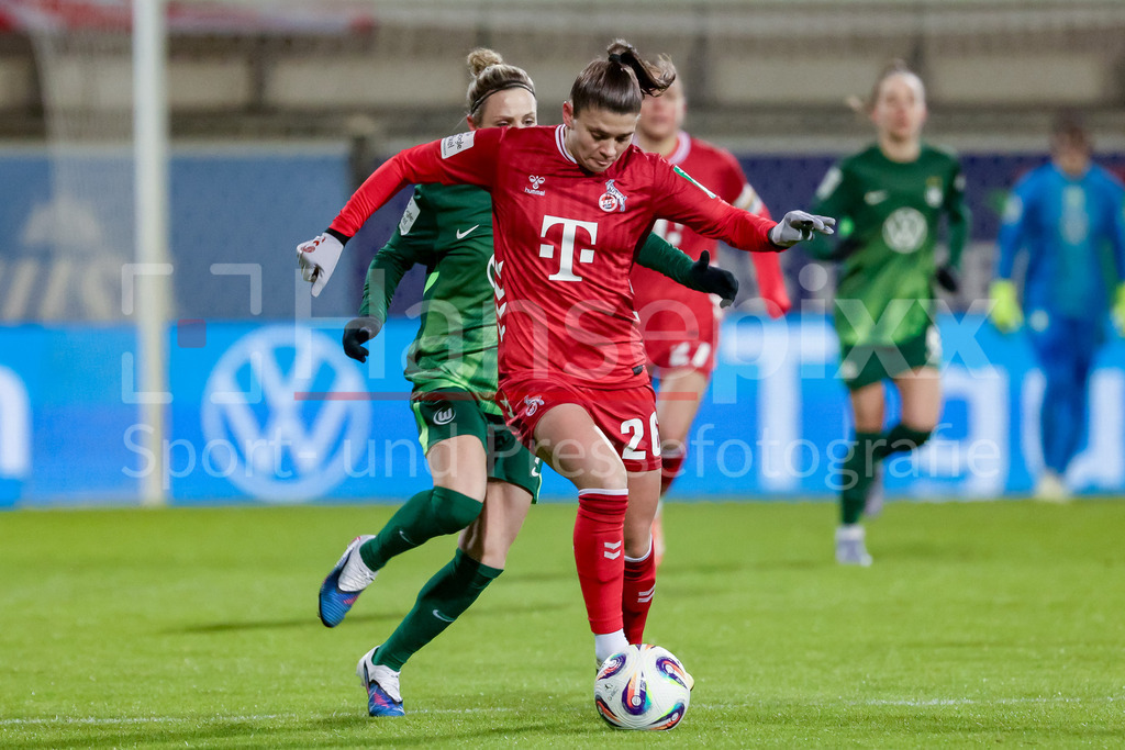 Fussball, Google Pixel Frauen-Bundesliga, VfL Wolfsburg - 1. FC Köln | v.li.: Svenja Huth (VfL Wolfsburg, 10) und Martyna Wiankowska (1. FC Köln, 26) im Zweikampf, Duell, Dynamik, Aktion, Action, Spielszene, DIE DFB-RICHTLINIEN UNTERSAGEN JEGLICHE NUTZUNG VON FOTOS ALS SEQUENZBILDER UND/ODER VIDEOÄHNLICHE FOTOSTRECKEN. DFB REGULATIONS PROHIBIT ANY USE OF PHOTOGRAPHS AS IMAGE SEQUENCES AND/OR QUASI-VIDEO.