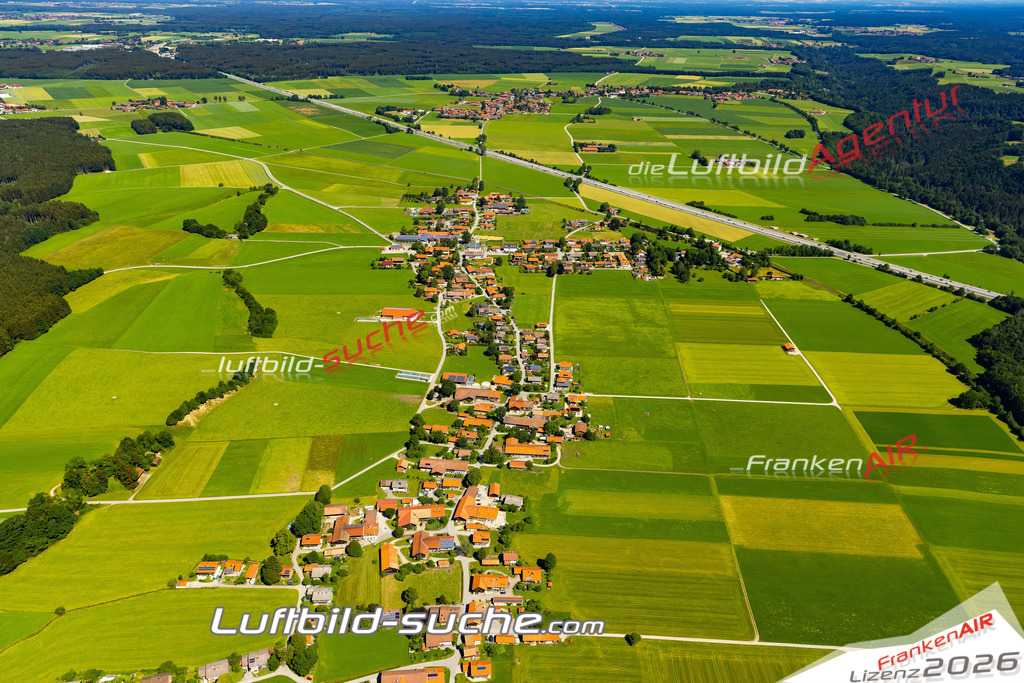 Aktuelles Luftbild von Mitterdarching Valley - Die Luftaufnahme wurde 2022 mittels UL-Flugzeug erstellt ( keine Drohne ) - hochauflösende Kamera-Systeme von  Canon -Beste Qualität - Für grossformatige Ausdrucke geeignet. Die Geschenkidee !