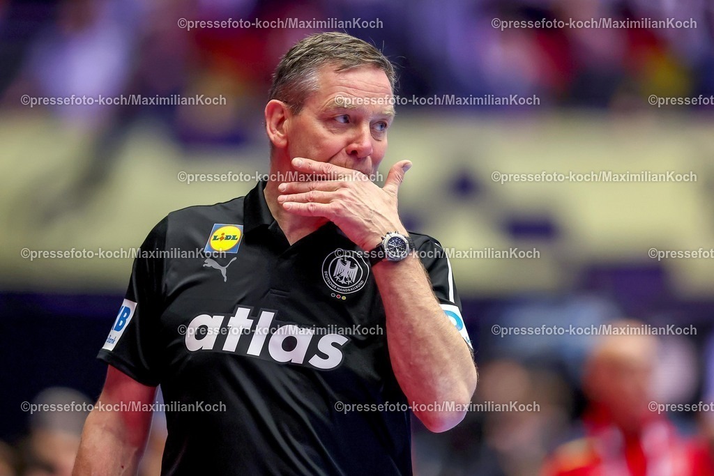 EHF19012602054 | 19.01.2026, Handball, Men's EHF EURO 2026, Deutschland - Spanien, Jyske Bank Boxen in Herning, Dänemark, Preliminary Round: Headcoach Alfred Gislason (Germany #hc) gestikulierend am Spielfeldrand  