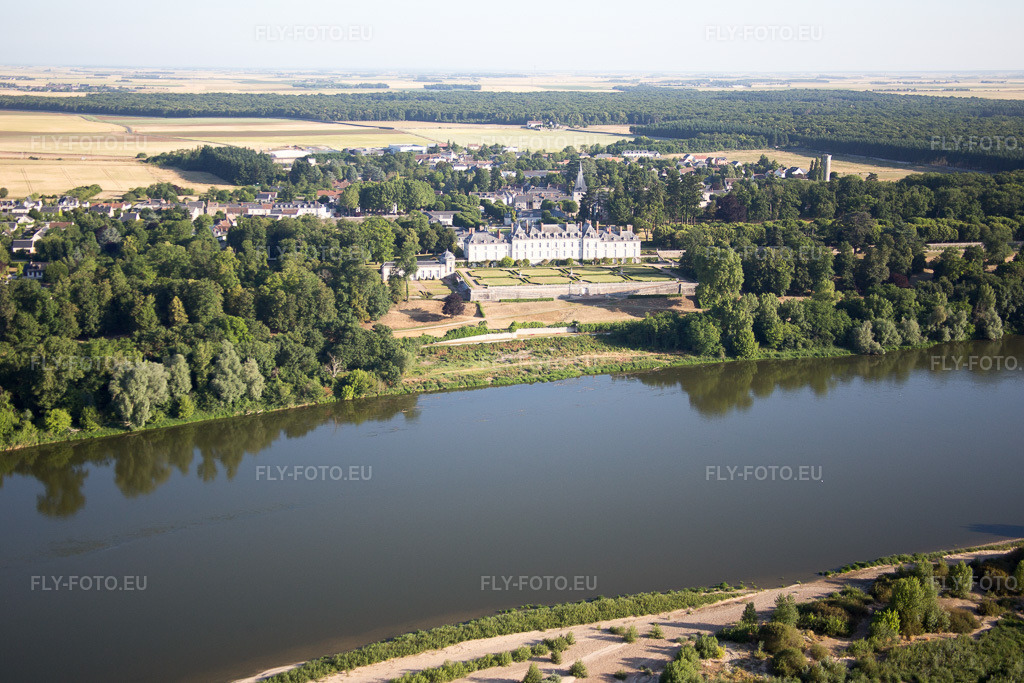 Vue aérienne: Vue de la ville à Menars dans le département Loir et Cher, France – .Photo: IMG_082098.jpg prise le 20/06/2015 par Werner Riehm/FLY-FOTO.eu – Résolution de l'original: 5472 x 3648 px