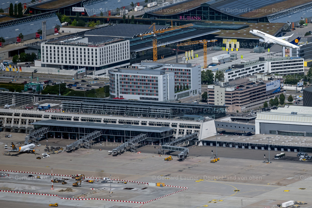 4047062A | STUTTGART 11.08.2021 Passagierflugzeug der Lufthansa beim Start und Steigflug über dem Flughafen in Stuttgart im Bundesland Baden-Württemberg, Deutschland. Weiterführende Informationen bei: Deutsche Lufthansa Aktiengesellschaft,  Flughafen Stuttgart GmbH. // Airliner - Passenger aircraft of Lufthansa at the start and climb over the airport in Stuttgart in the state Baden-Wuerttemberg, Germany. Further information at: Deutsche Lufthansa Aktiengesellschaft,  Flughafen Stuttgart GmbH. Foto: Gerhard Launer