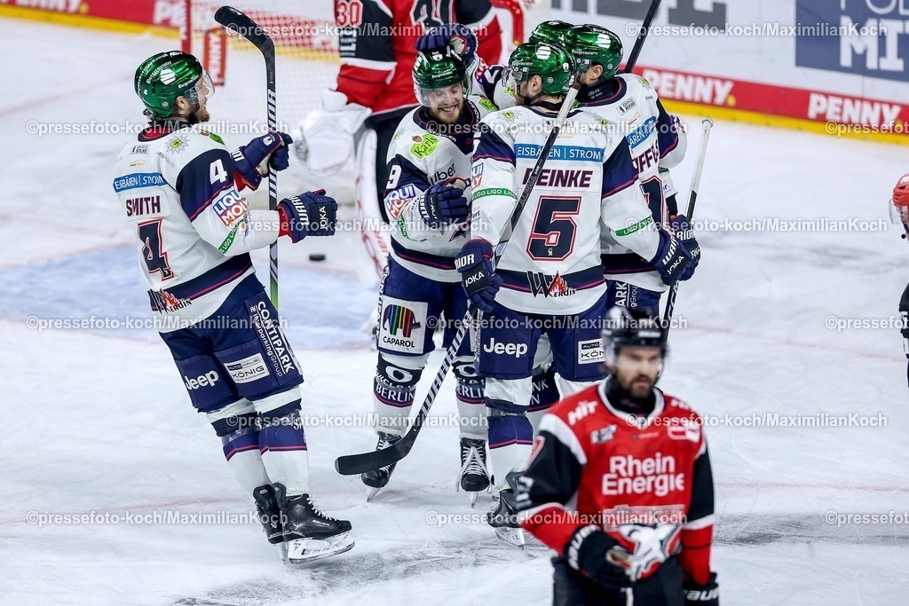 KEC20042601022 | 20.04.2026, Eishockey, DEL Halbfinale Play-Offs, Kölner Haie - Eisbären Berlin, Spiel 6, Lanxess-Arena Köln: Torjubel nach dem Tor zum 2:0 durch Torschütze Frederik Tiffels (Eisbären Berlin #95)  zusammen mit  Mitch Reinke (Eisbären Berlin #05) Ty Ronning (Eisbären Berlin #09) Adam Smith (Eisbären Berlin #04) 