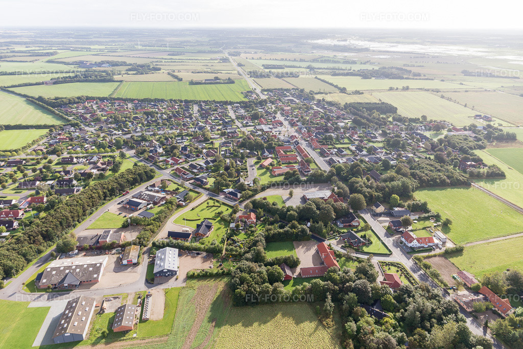 Aerial view: View of the town in Janderup in the state South Denmark, Denmark. – Photo: IMG_103463.jpg taken on 09/16/2017 by Werner Riehm/FLY-FOTO.com – Resolution of the original: 5472 x 3648 px