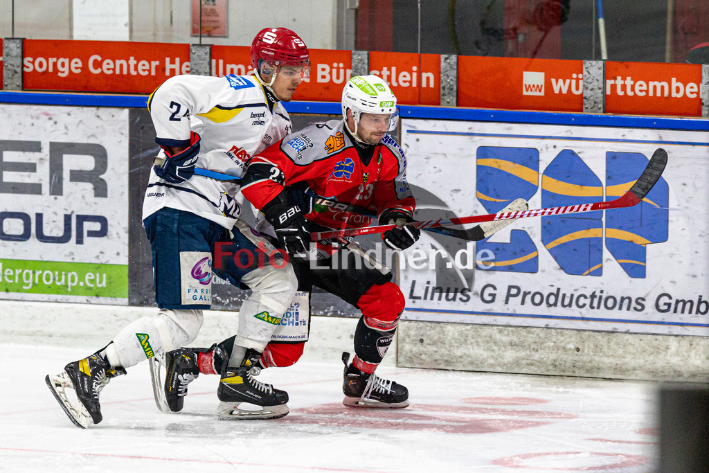 TSV Peißenberg Miners vs ERV Schweinfurt | Eishockey Bayernliga 2023/2024, TSV Peißenberg Miners vs ERV Schweinfurt, 20240114,
Duell zwischen Dejan VOGL (Miners 23) und Alexander ASMUS (Mighty Dogs 24),
2024-01-14 in Peißenberg (Eisstadion)
23 Dejan VOGL (Miners 23), 24 Alexander ASMUS (Mighty Dogs 24)
Copyright: WolfgangxLindner foto-lindner.de