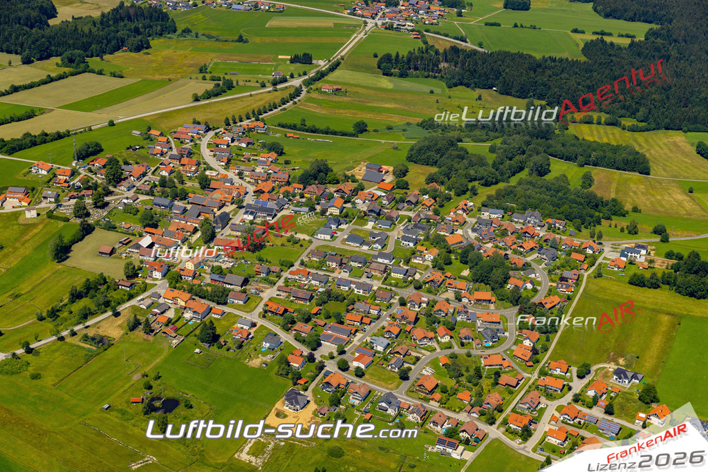 Aktuelles Luftbild von  Schöfweg - Die Luftaufnahme wurde 2022 mittels UL-Flugzeug erstellt ( keine Drohne ) - hochauflösende Kamera-Systeme von  Canon -Beste Qualität - Für grossformatige Ausdrucke geeignet. Die Geschenkidee !