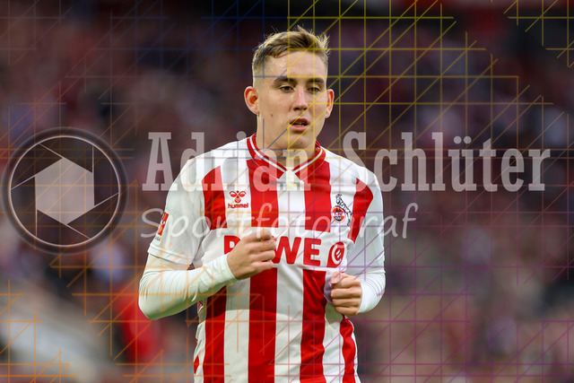 1. FC Köln vs FC Augsburg - 1. Bundesliga  | Köln, Deutschland, 18.10.25:   Isak Johannesson (1. FC Köln) schaut waehrend des Spiels der 1. Bundesliga zwischen  1. FC Köln vs FC Augsburg im RheinEnergieStadion(Foto von Brauer-Fotoagentur / Adrian Schlueter)