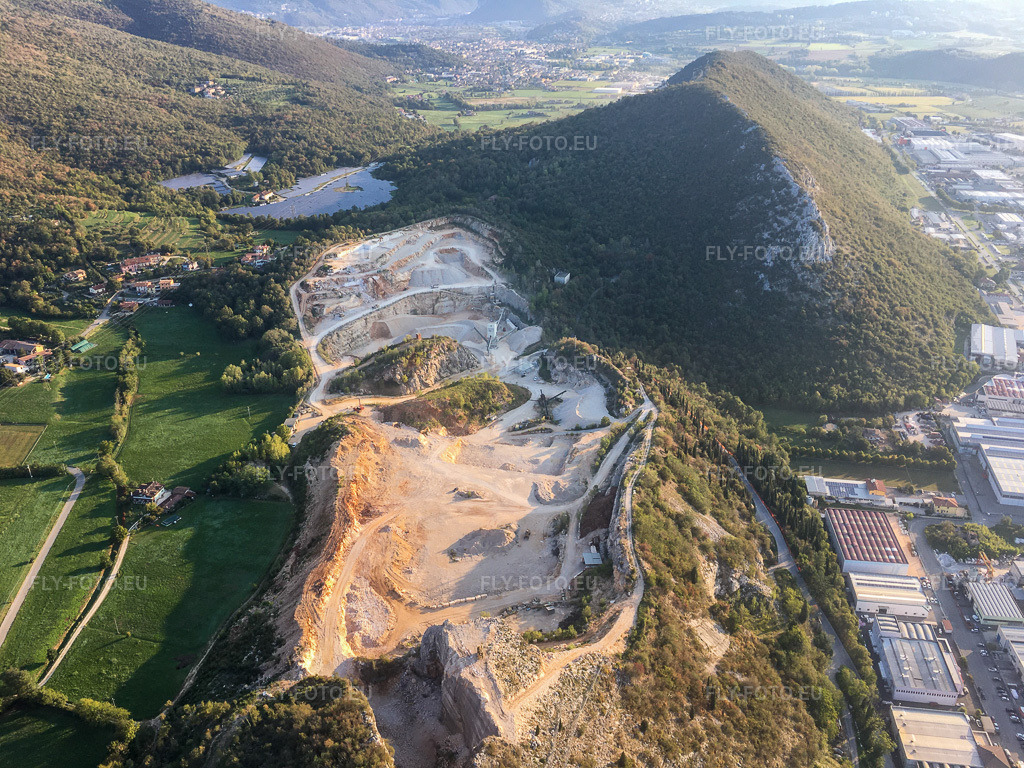 Vue aérienne: Buco Del Frate à Paitone dans le département Brescia, Italie. Photo: IMG-135045.jpg prise le 23/09/2022 par Werner Riehm/FLY-FOTO.eu – Résolution de l'original: 4032 x 3024 px