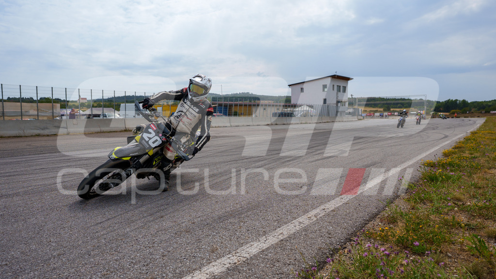 SuperMoto_Staatsmeisterschaft_Fuglau-999 | GRIPcapture steht für authentische Sportfotografie in Österreich – für Momente, die mehr sind als Geschwindigkeit oder Ergebnis. Es geht um Emotion, Spannung, Fokus und den Augenblick, der oft nur einen Wimpernschlag dauert.Ob Motorsport, Teamsport oder 