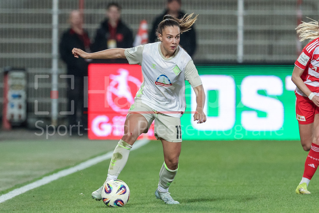 Fussball, Google Pixel Frauen-Bundesliga, 1. FC Union Berlin - SV Werder Bremen | Maja Sternad (SV Werder Bremen, 11) am Ball, Einzelbild, Ganzkörper, Aktion, Action, Spielszene, DIE DFB-RICHTLINIEN UNTERSAGEN JEGLICHE NUTZUNG VON FOTOS ALS SEQUENZBILDER UND/ODER VIDEOÄHNLICHE FOTOSTRECKEN. DFB REGULATIONS PROHIBIT ANY USE OF PHOTOGRAPHS AS IMAGE SEQUENCES AND/OR QUASI-VIDEO.