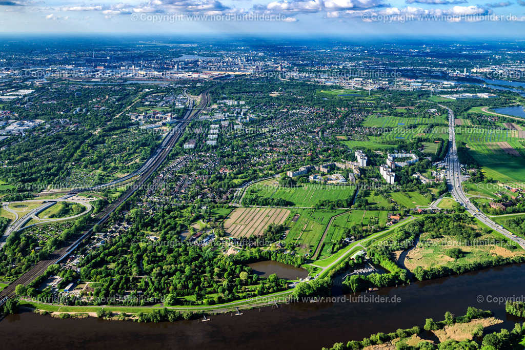 Hamburg_Wilhelmsburg_Süd_ELS_0042070524 | HAMBURG 07.05.2024 An der Süderelbe zwischen B75 und A1 Abfahrt Stilhorn Fiedhofsgelände " Finkenriek " in Hamburg, Deutschland. // On the Suederelbe between B75 and A1, exit Stilhorn Fiedhof area "Finkenriek" in Hamburg, Germany. Foto: Martin Elsen