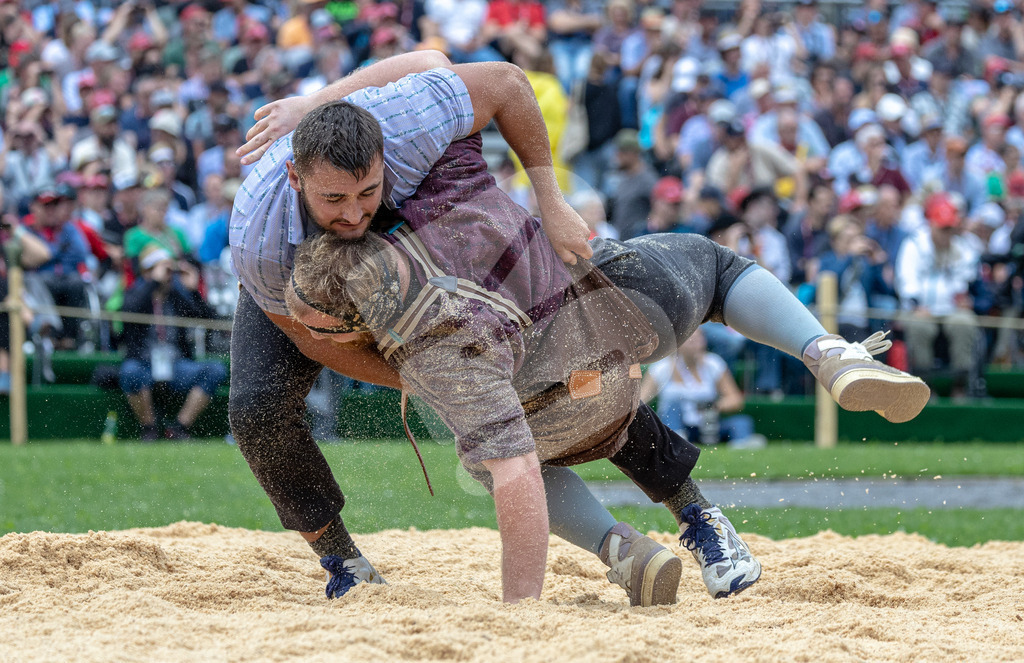 ESAF2025_03Gang_5149 | Die Schwinger des Schwyzer Kantonalen Schwingerverbandes: Fotos, die Dynamik und Leidenschaft festhalten, sowie emotionale Momente aus dem traditionellen Schwingsport zeigen. - Realisiert mit Pictrs.com