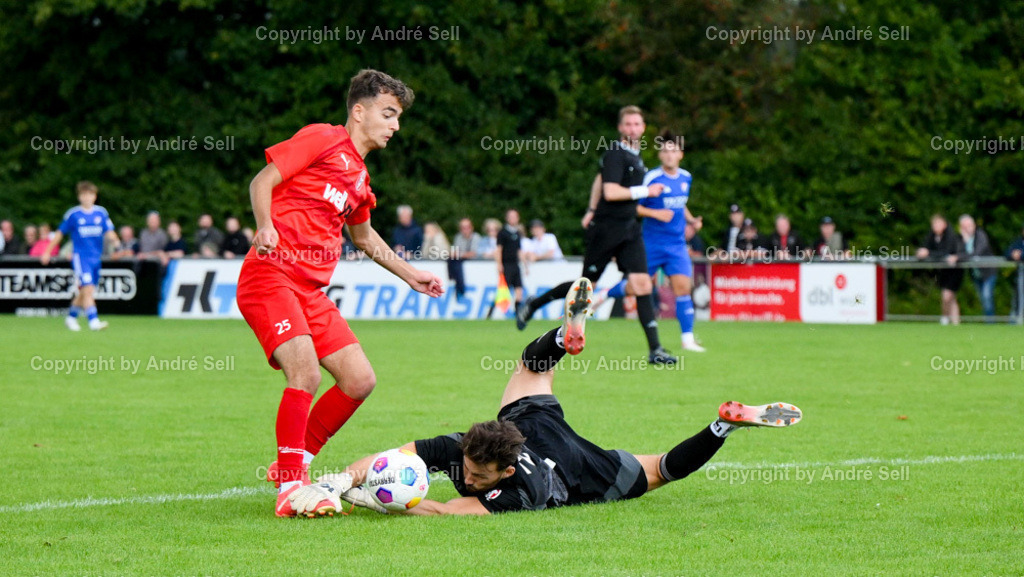SpVg Eidertal Molfsee vs FC Kilia Kiel | Finn-Niklas Kornath (Molfsee #22) rettet vor Drilon Trepca (Kilia #25) - Fußball-Oberliga Männer 2024/2025 / SpVg Eidertal Molfsee vs FC Kilia Kiel / Platz A / Molfsee / 25.08.24 - Realisiert mit Pictrs.com